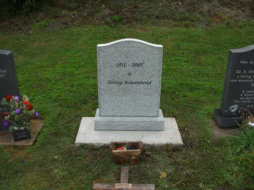 WCY8 – 2’6” Honed Silver Grey Ogee style Headstone with a small design.