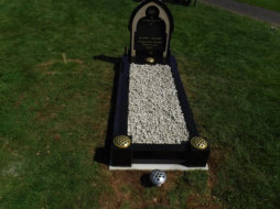 WK4 - All Polished Black Single Kerbset with Light Grey Chippings and Recessed design on the Headstone.